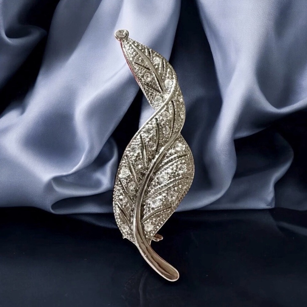 Vintage Silver Tone Style Leaf Brooch Pin With White Rhinestones - Picture 2 of 4